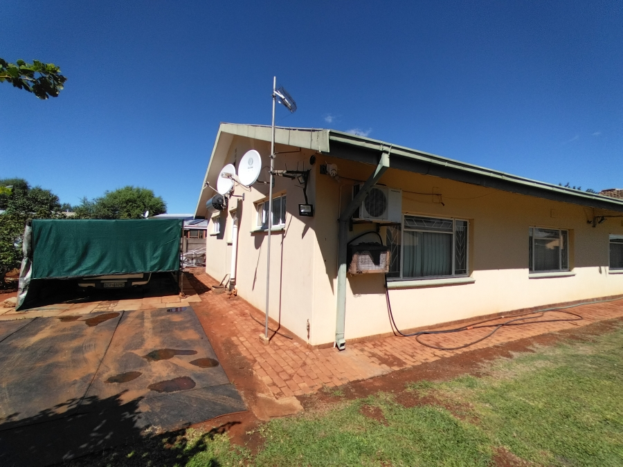 4 Bedroom Property for Sale in Warrenton Northern Cape